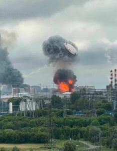 Massivt drönaranfall mot Moskva – oljeraffinaderi i brand efter ukrainsk attack