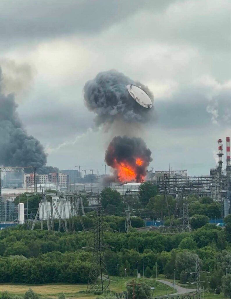 Massivt drönaranfall mot Moskva – oljeraffinaderi i brand efter ukrainsk attack